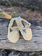 Load image into Gallery viewer, Lacey T-Bar - Caramel